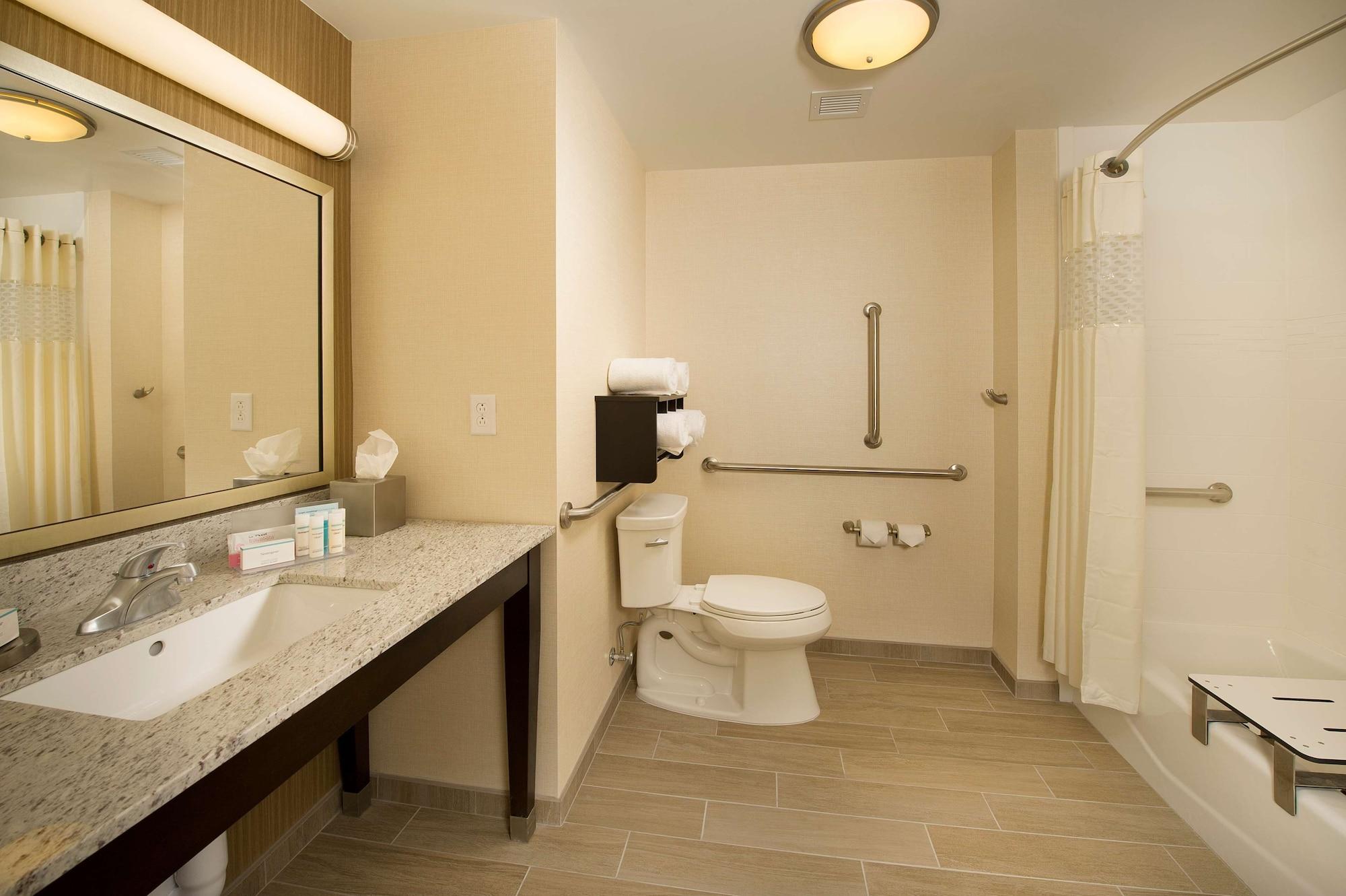Hampton Inn & Suites Baltimore/Woodlawn Exterior photo