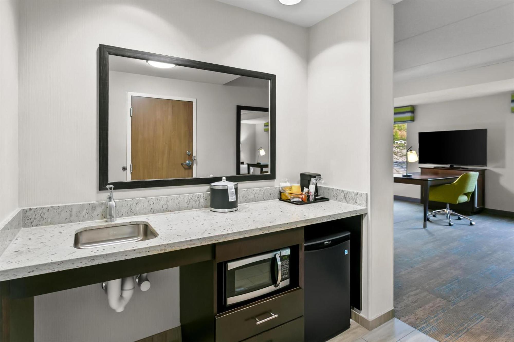 Hampton Inn & Suites Baltimore/Woodlawn Exterior photo