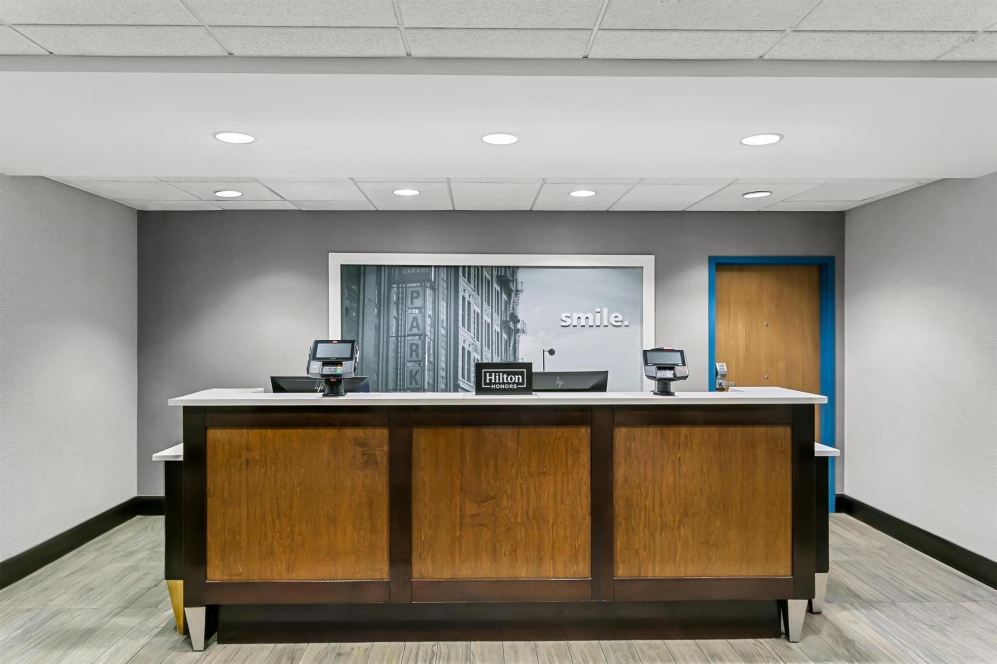 Hampton Inn & Suites Baltimore/Woodlawn Exterior photo